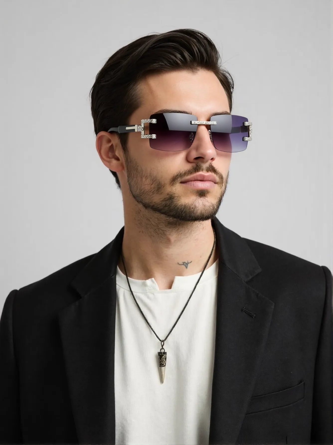 Street Fashion Trends - ウッドレッグレトロファッションサングラストレンドダイヤモンドリムレスメガネストリートシューティング。