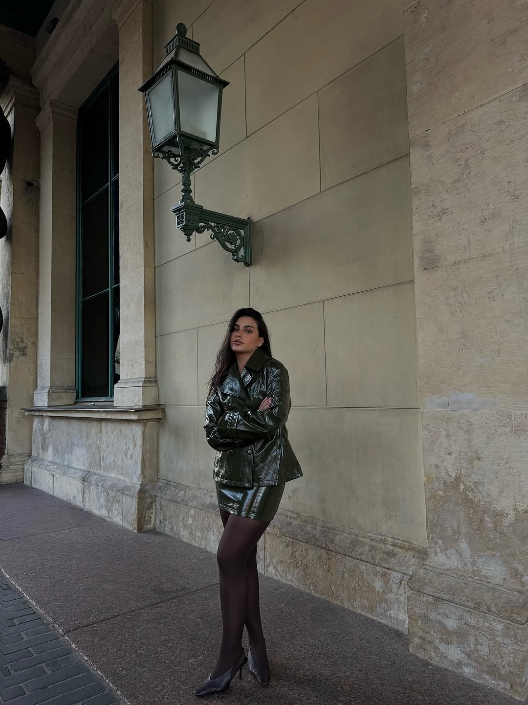 ダークブラウンのパテントレザースカート、ダブルブレストレザー - Street Fashion Jacket のレビューと価格